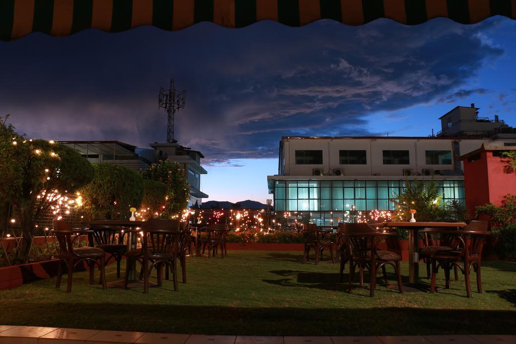 Hotel Mountain Kathmandu Bagian luar foto